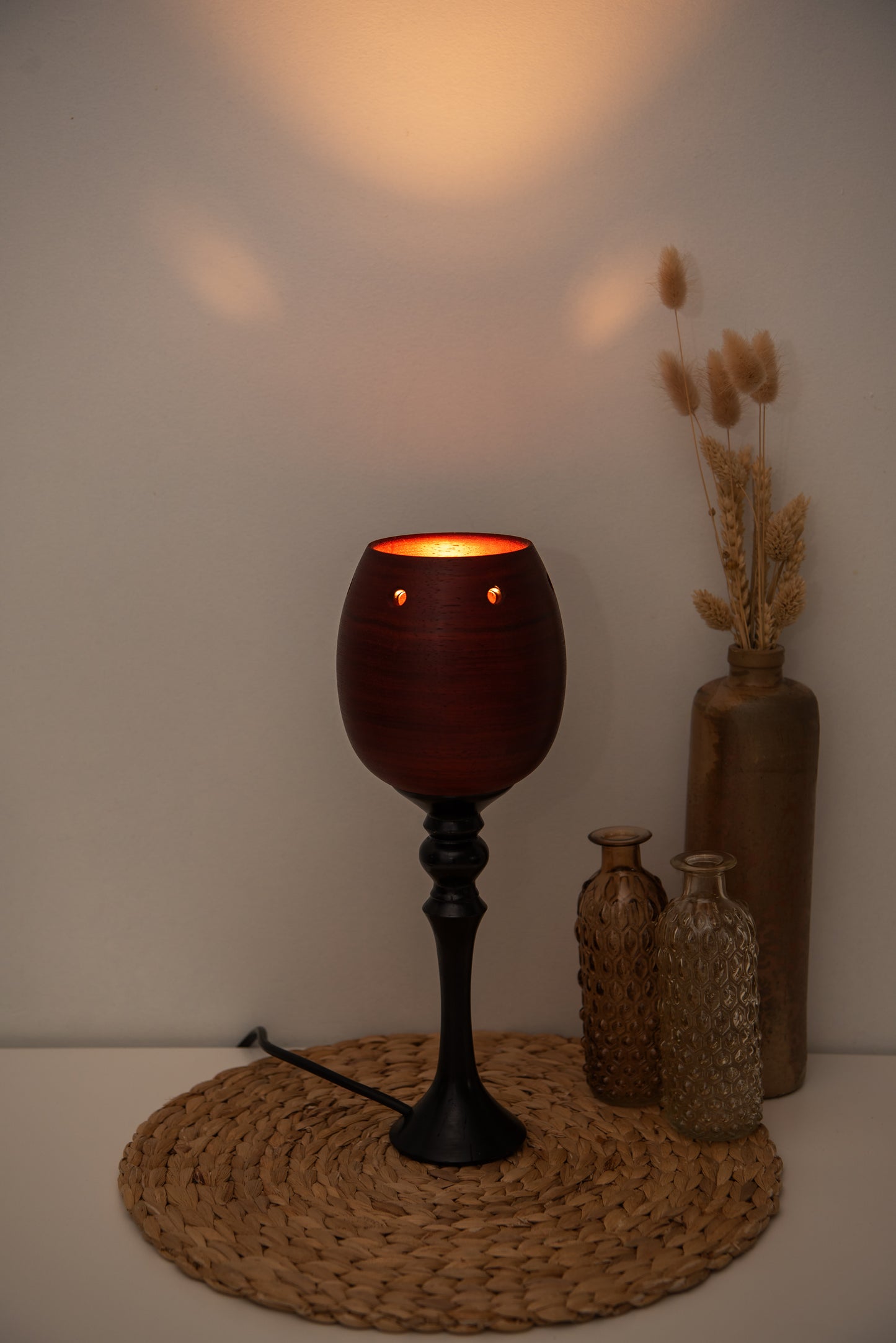 Lampa stołowa w kształcie kielicha na wino
