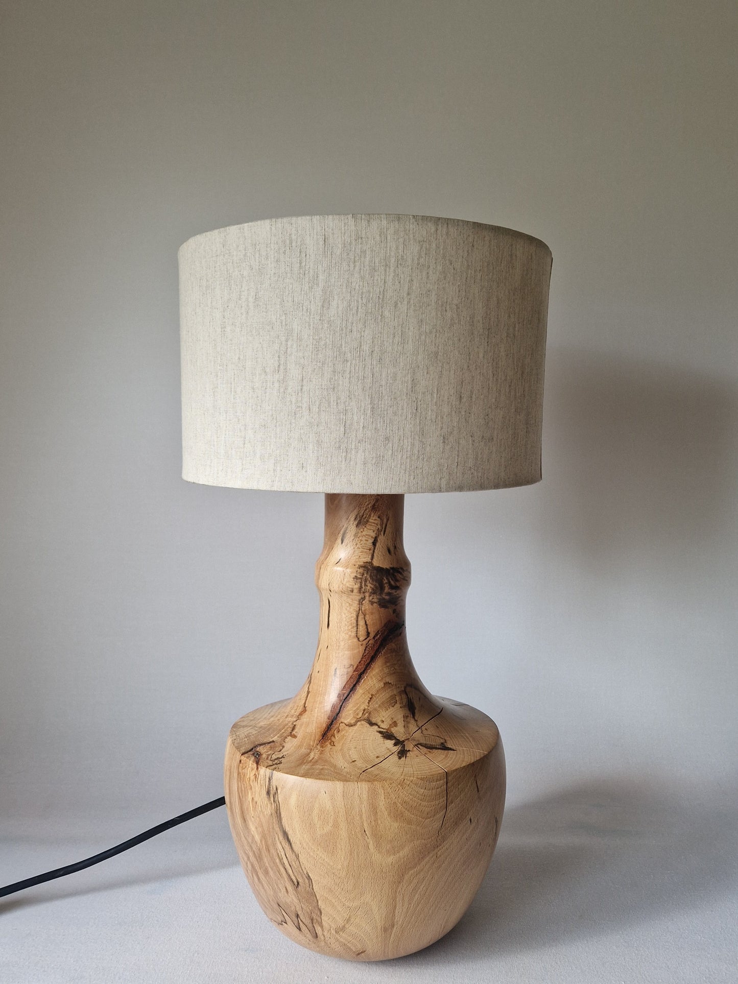 Piękna lampa z drewna bukowego
