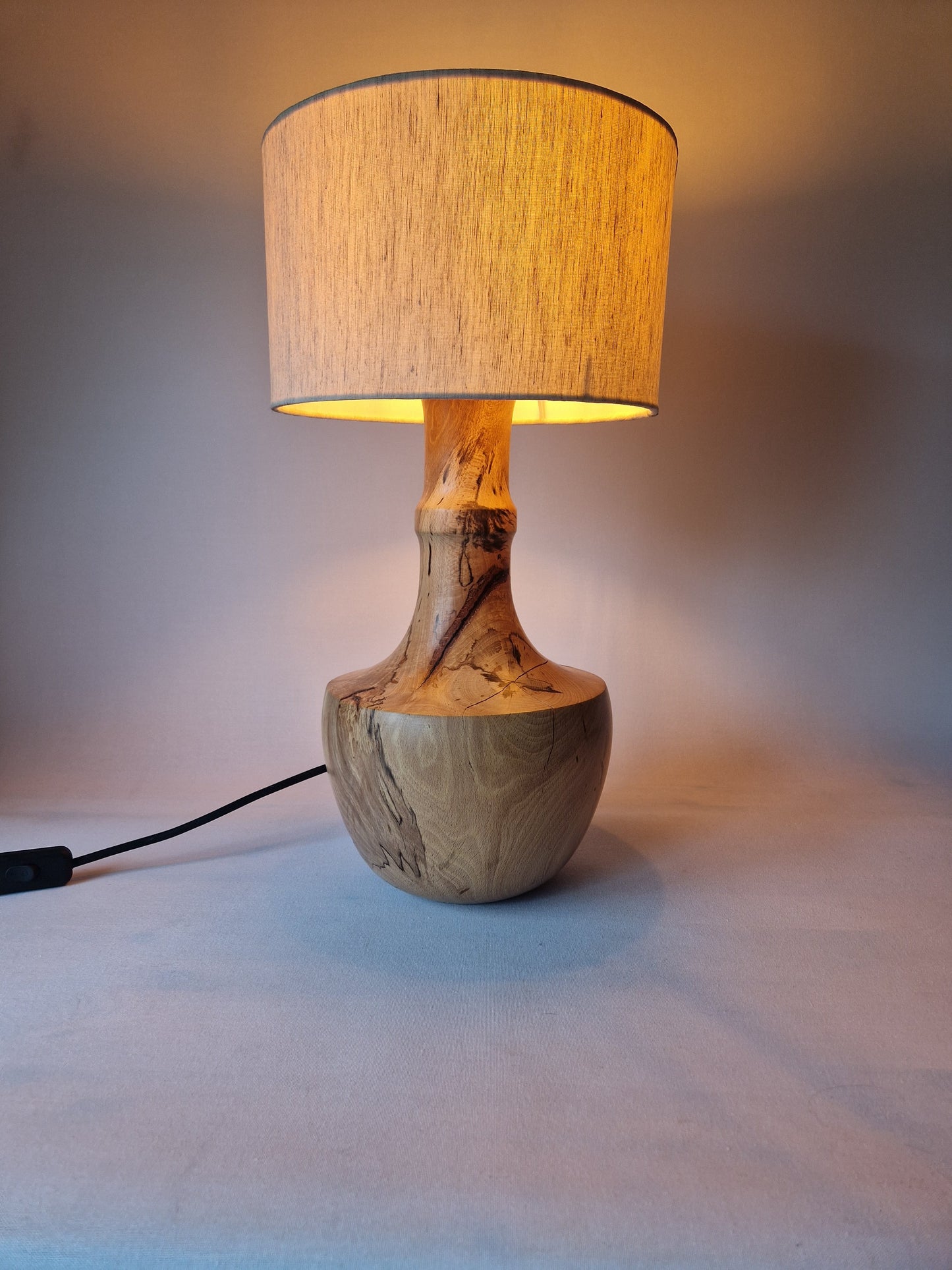 Piękna lampa z drewna bukowego